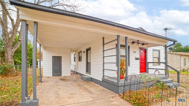 view of front of property featuring ceiling fan and a carport