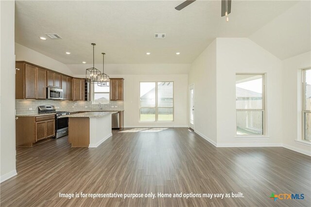 6100 Mcgregor Loop, Killeen, TX 76549 - kitchen featuring open floor plan, stainless steel appliances, lofted ceiling, and visible vents