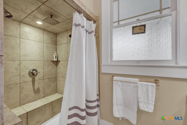 bathroom featuring a shower with shower curtain