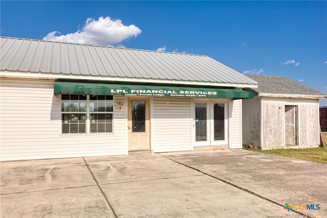 view of front of property