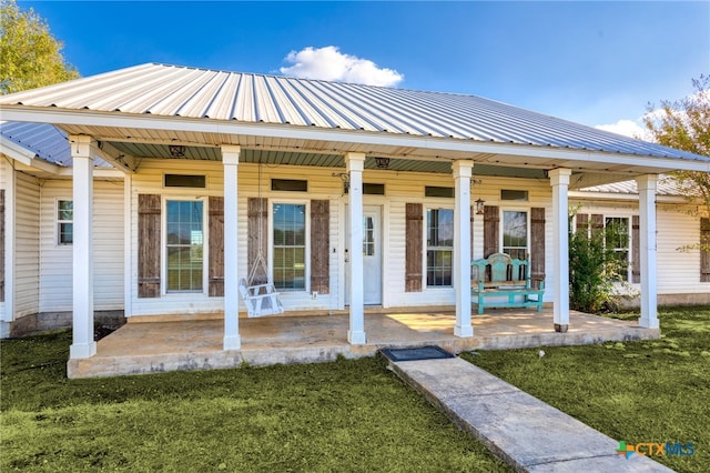 view of front of property featuring a front lawn and covered porch