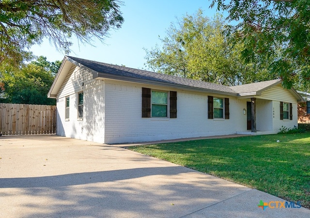 ranch-style house featuring a front yard