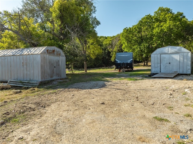 view of yard with a shed