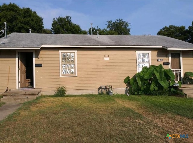 ranch-style home featuring a front lawn