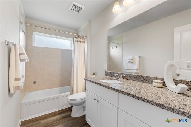 6038 Ballast Trl, New Braunfels, TX 78132 - bathroom with wood finished floors, toilet, vanity, and shower / bathtub combination with curtain