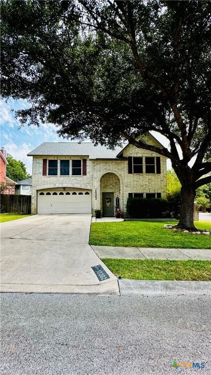 view of front of house featuring a front lawn and a garage