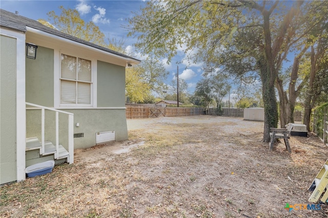 view of yard featuring a storage shed