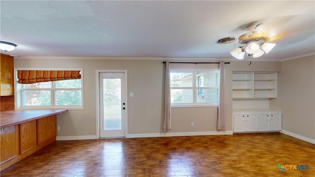 107 Hampton Ct, Victoria, TX 77904 - kitchen featuring wood finished floors, ceiling fan, crown molding, and tile counters