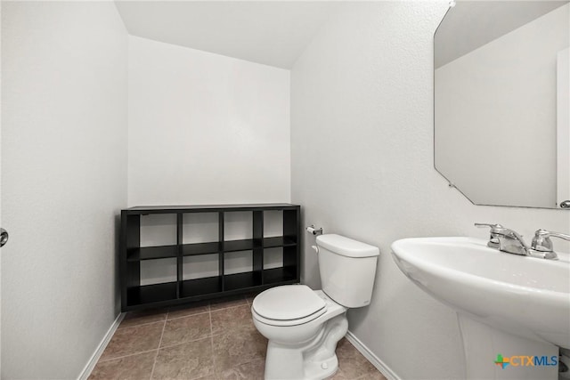 306 W Gemini Ln, Killeen, TX 76542 - half bathroom featuring baseboards and toilet