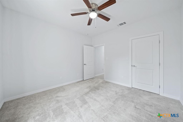 carpeted empty room featuring ceiling fan