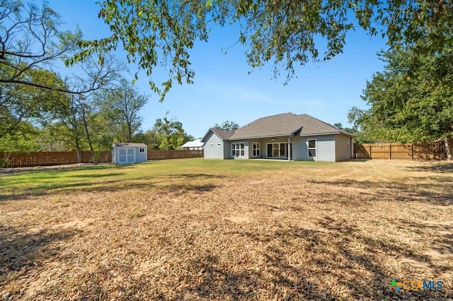 view of yard with a storage unit