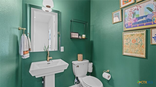 bathroom featuring toilet and sink