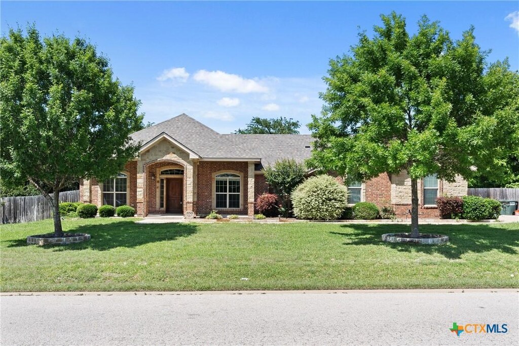 950 Ridgeoak Dr, Belton, TX 76513 - view of front facade featuring brick siding