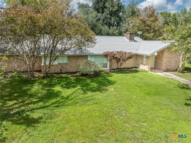 single story home featuring a front lawn