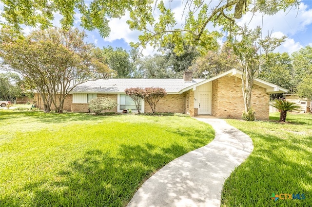 single story home with a front yard