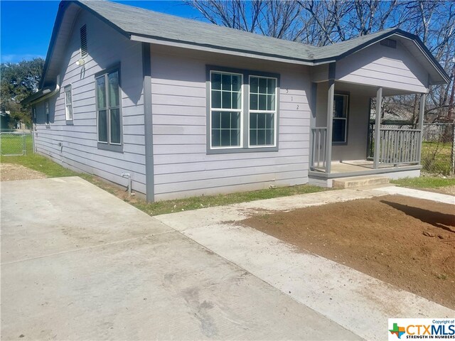 view of front of property featuring covered porch