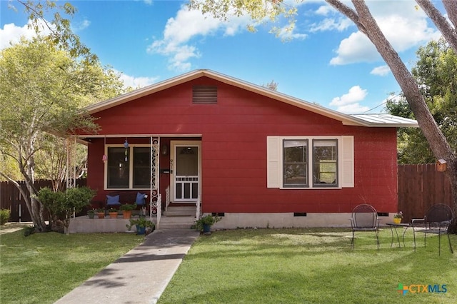 bungalow featuring a front lawn