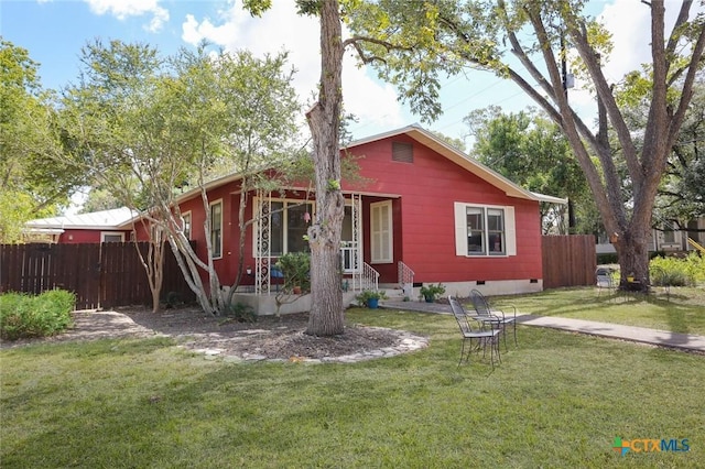 view of front of property featuring a porch and a front yard