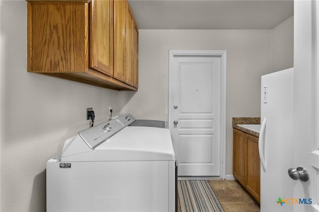 820 Thomas St, Copperas Cove, TX 76522 - laundry room featuring cabinet space and washing machine and dryer