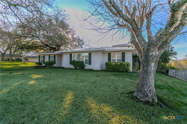 single story home featuring a front yard