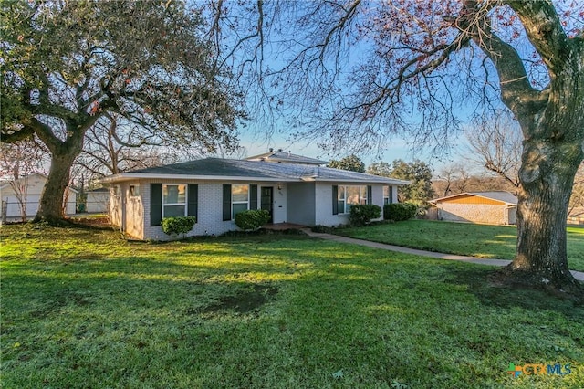 single story home featuring a front yard