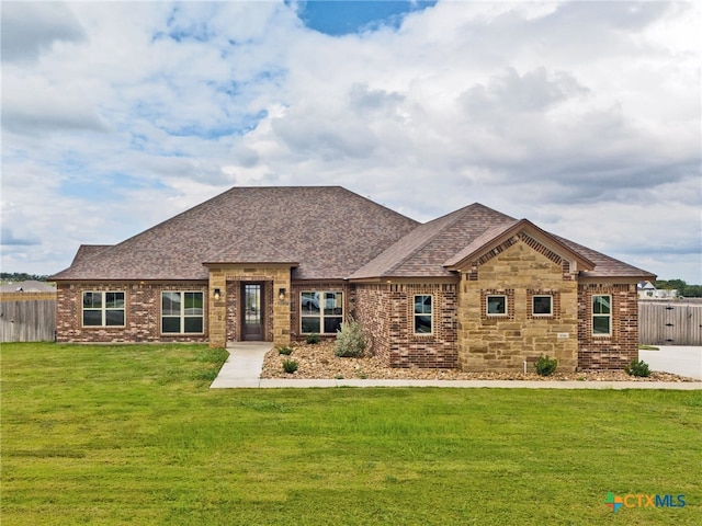 view of front facade with a front yard