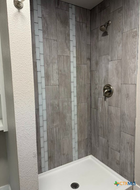 bathroom featuring tiled shower