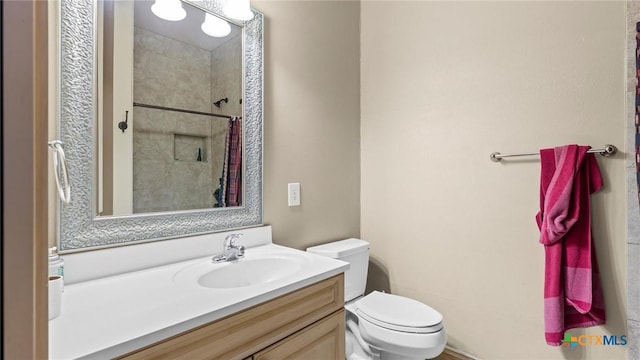 160 E Klein Rd, New Braunfels, TX 78130 - full bathroom featuring toilet, vanity, and curtained shower