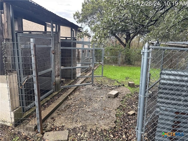 view of yard with an outbuilding