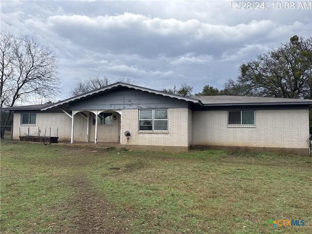 view of front of home with a front lawn