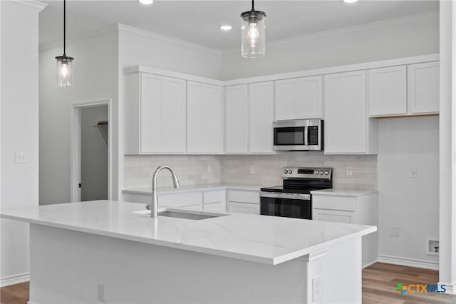 7915 Autumnwood Ln, Temple, TX 76502 - kitchen with stainless steel appliances, a sink, light stone countertops, wood finished floors, and decorative backsplash