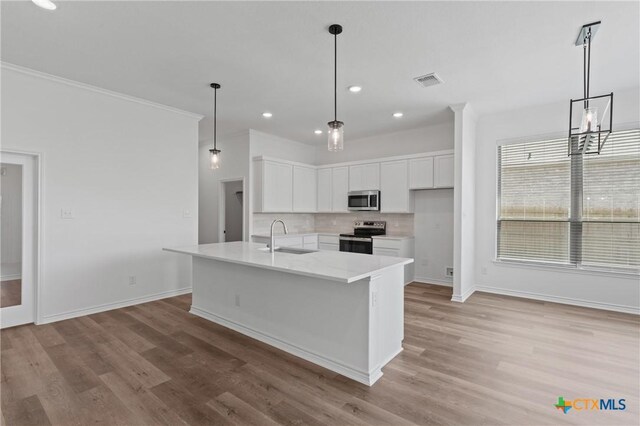 7915 Autumnwood Ln, Temple, TX 76502 - kitchen with appliances with stainless steel finishes, a sink, white cabinets, baseboards, and light wood finished floors