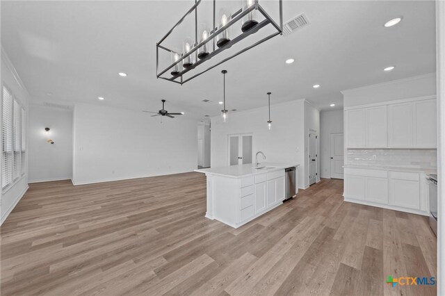 7915 Autumnwood Ln, Temple, TX 76502 - unfurnished living room with a sink, recessed lighting, crown molding, ceiling fan, and light wood finished floors