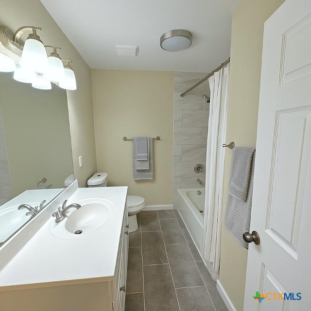 312 S Willis St, Lampasas, TX 76550 - full bath featuring toilet, vanity, tile patterned floors, shower / tub combo with curtain, and baseboards