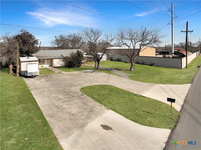 view of yard with a storage unit