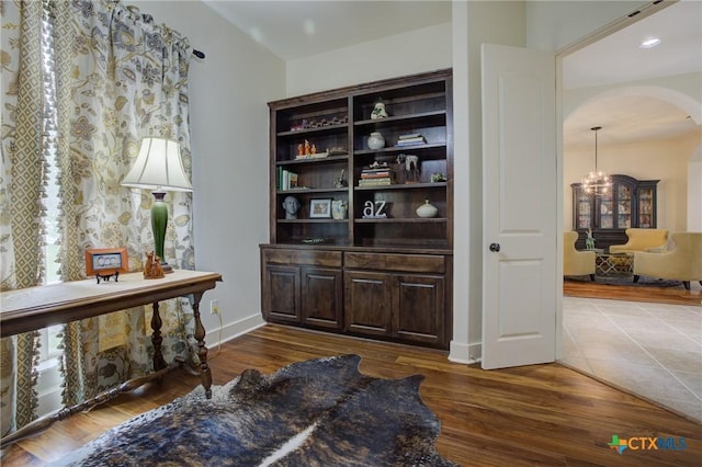 217 Foxwood, New Braunfels, TX 78132 - interior space with arched walkways, baseboards, and dark wood-style floors