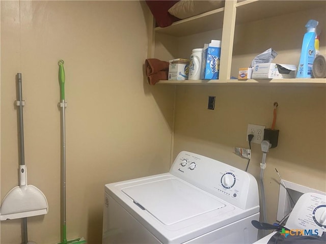 1002 Magnolia St, Belton, TX 76513 - laundry area featuring washer and clothes dryer