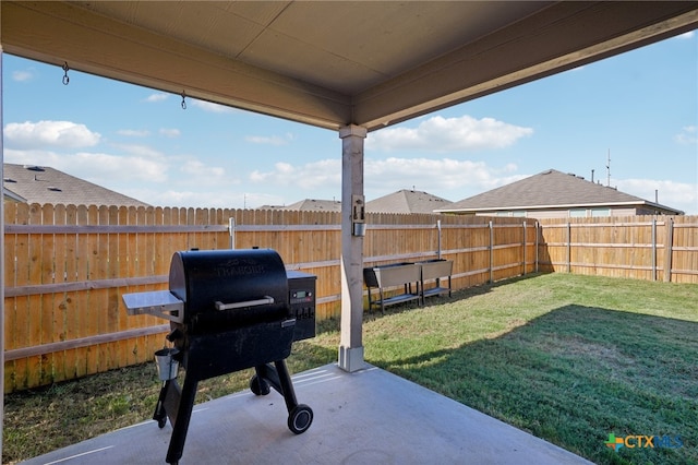 view of yard featuring a patio area