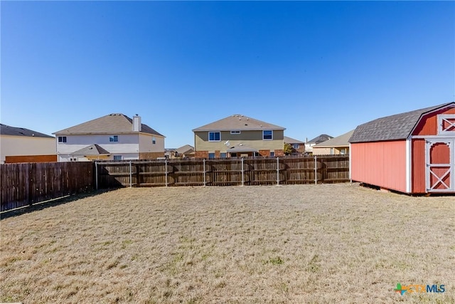 view of yard featuring a shed