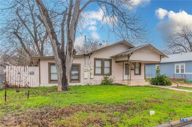 view of front of property with a front yard