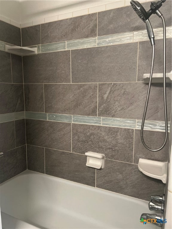 bathroom featuring tiled shower / bath combo