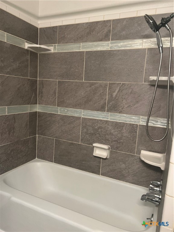 bathroom with tiled shower / bath