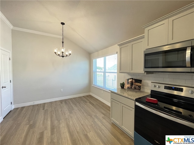 kitchen with stainless steel appliances, backsplash, an inviting chandelier, lofted ceiling, and light hardwood / wood-style flooring