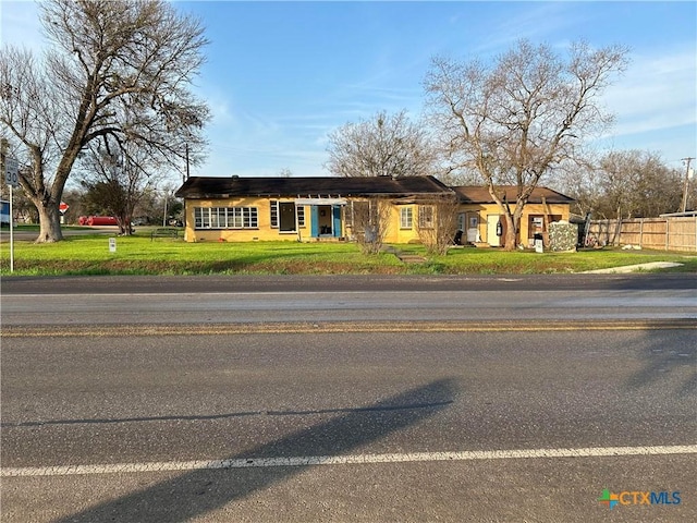 ranch-style house featuring a front lawn