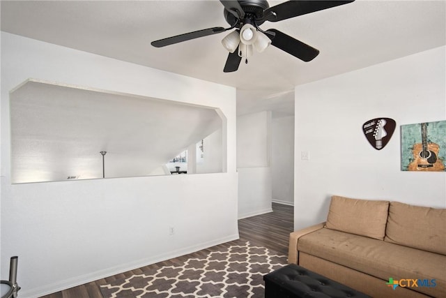 5607 Schorn Dr, Killeen, TX 76542 - living area featuring wood finished floors, a ceiling fan, and baseboards
