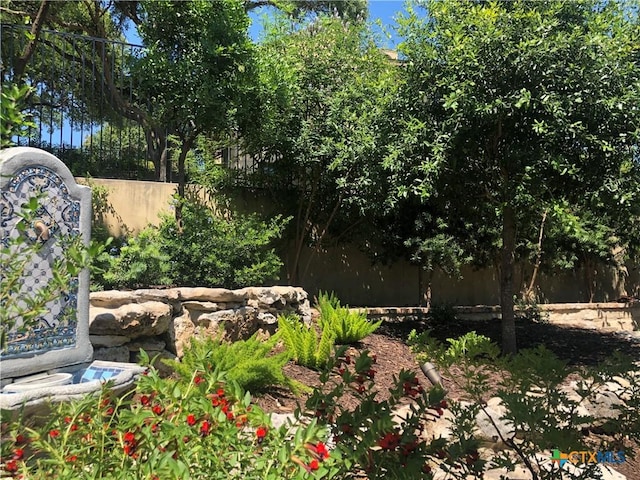750 Mission Hts, New Braunfels, TX 78130 - view of yard with fence
