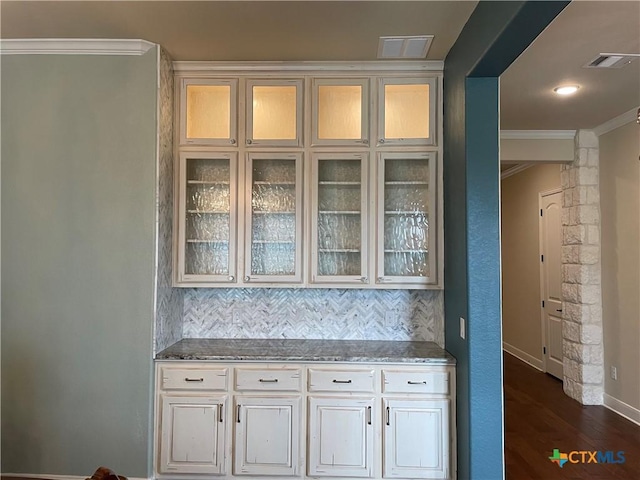 750 Mission Hts, New Braunfels, TX 78130 - interior space featuring crown molding, backsplash, visible vents, and wood finished floors