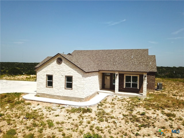 view of front of property featuring a patio