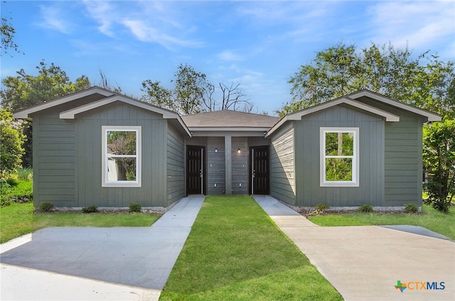 view of front of property featuring a front lawn