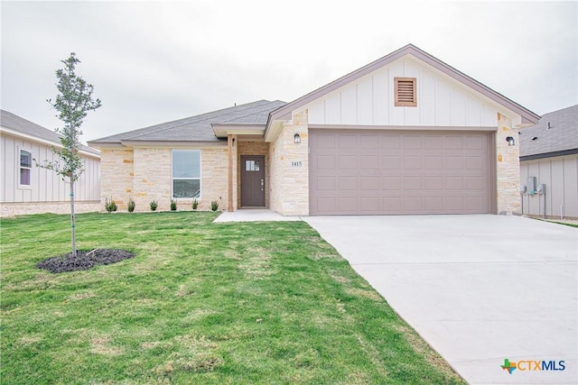 view of front of home featuring a front yard and a garage